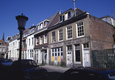 853574 Gezicht op de huizen Nicolaasstraat 12 (rechts)- lager te Utrecht; op de achtergrond de Twijnstraat.